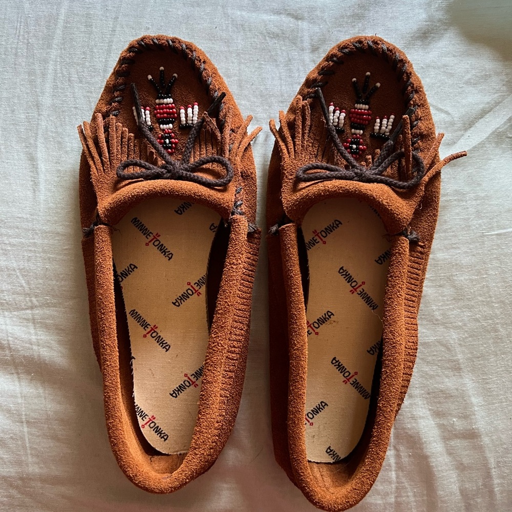 Minnetonka Thunderbird soft sole moccasins sz 6